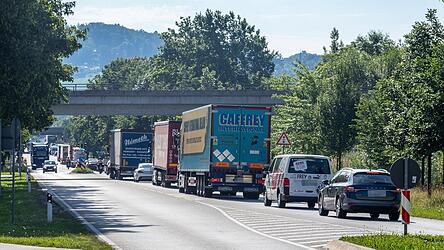 Weil viele Fahrzeuge schon bei Metten von der Autobahn abfuhren, war zeitweise am Kreisverkehr bei Metten in Richtung Deggendorf alles dicht. Weil viele Fahrzeuge schon bei Metten von der Autobahn abfuhren, war zeitweise am Kreisverkehr bei Metten in Richtung Deggendorf alles dicht.