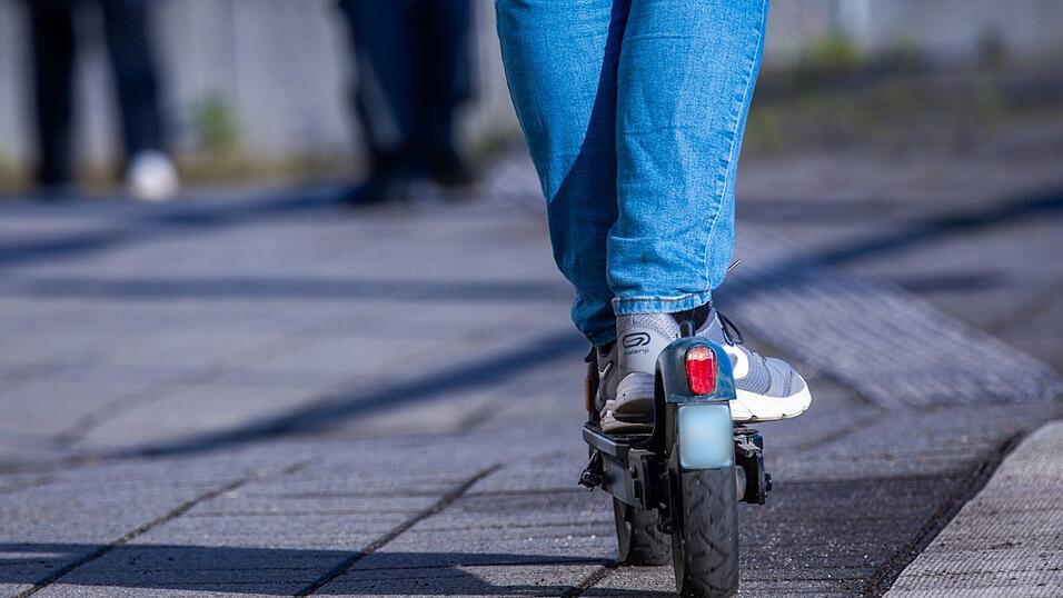 Die Fahrbahn falsch benutzen oder verbotenerweise auf dem Gehweg fahren - das birgt laut einer Expertin das größte Unfallrisiko bei der Fahrt mit einem E-Scooter. (Archivbild) Die Fahrbahn falsch benutzen oder verbotenerweise auf dem Gehweg fahren - das birgt laut einer Expertin das größte Unfallrisiko bei der Fahrt mit einem E-Scooter. (Archivbild)