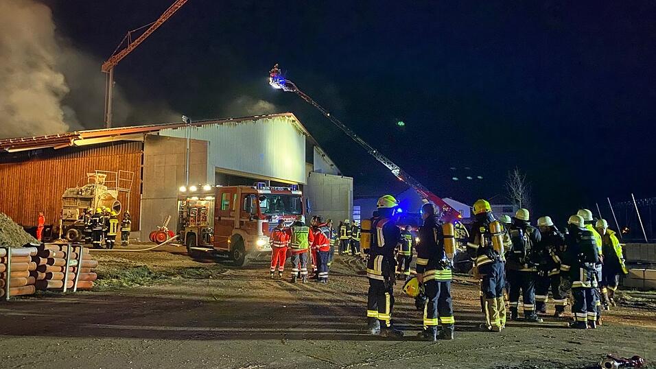 Ein größeres Aufgebot der Feuerwehr war seit dem frühen Dienstagmorgen auf dem Anwesen im Einsatz. (Symbolbild)