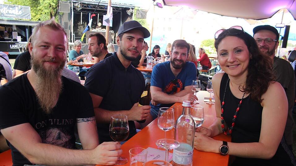 Die Besucher genossen den ersten Abend des Sommergartens auf der Mühleninsel. Die Besucher genossen den ersten Abend des Sommergartens auf der Mühleninsel.