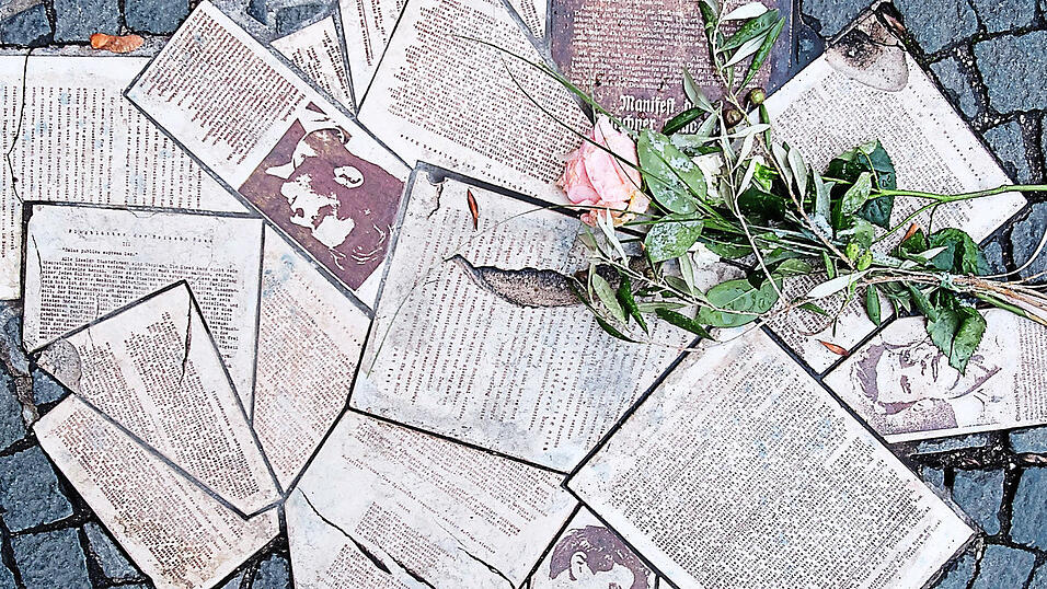 Vor dem Eingang zum Hauptgebäude der Ludwig-Maximilians-Universität (LMU) sind am Geschwister-Scholl-Platz die Flugblätter der Widerstandsgruppe 'Weiße Rose' als Denkmal in den Boden eingelassen. Vor dem Eingang zum Hauptgebäude der Ludwig-Maximilians-Universität (LMU) sind am Geschwister-Scholl-Platz die Flugblätter der Widerstandsgruppe 'Weiße Rose' als Denkmal in den Boden eingelassen.