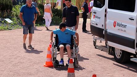 Beim Rollstuhl-Parcours der Malteser konnten die Besucher testen, wie man sich fühlt, wenn der Rollstuhl über den Bordstein, auf einem Schotterweg oder im Slalom fährt.