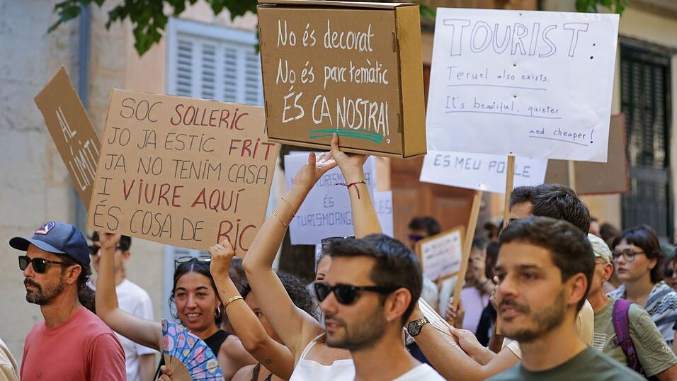 Immer wieder demonstrieren Einheimische auf der Urlauberinsel Mallorca gegen den Massentourismus. Immer wieder demonstrieren Einheimische auf der Urlauberinsel Mallorca gegen den Massentourismus.