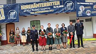 Vorstand Mühlbauer, Schirmherr Brandl, Ehefrau Andrea, Festmutter Berlinger, Festbraut Schmid, Patenbraut Maurer und Kommandant Berlinger (v.r.) Vorstand Mühlbauer, Schirmherr Brandl, Ehefrau Andrea, Festmutter Berlinger, Festbraut Schmid, Patenbraut Maurer und Kommandant Berlinger (v.r.)