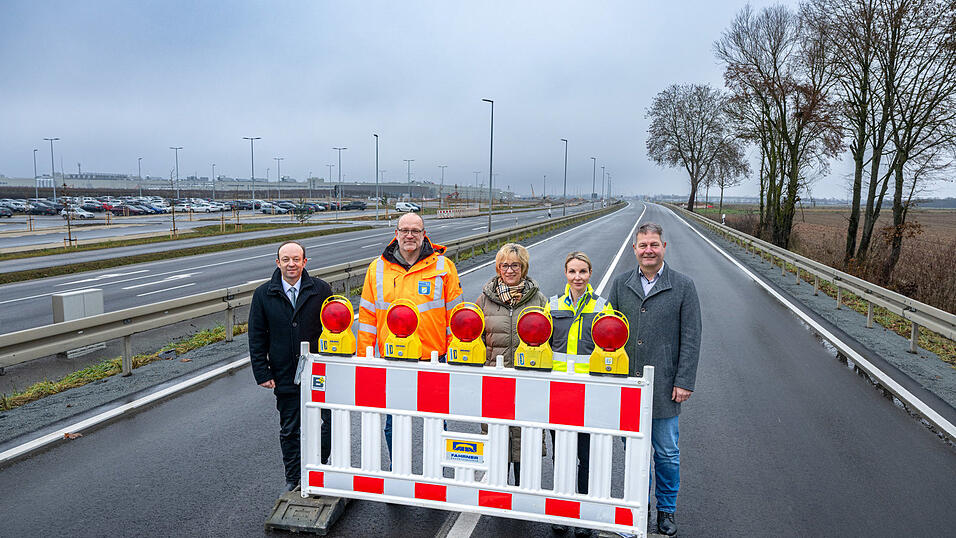 Vor der Freigabe der B 8 am BMW-Group-Werk Irlbach-Straßkirchen (v. l.): Christian Hirtreiter, Bürgermeister von Straßkirchen, Markus Zitzelsberger vom Staatlichen Bauamt Passau, Jutta Staudinger, Bürgermeisterin von Stephansposching, Sabrina Kugler, Leiterin Projekt Werkaufbau für das BMW-Group-Montagewerk für Hochvoltbatterien Irlbach-Straßkirchen und Armin Soller, Bürgermeister von Irlbach. Vor der Freigabe der B 8 am BMW-Group-Werk Irlbach-Straßkirchen (v. l.): Christian Hirtreiter, Bürgermeister von Straßkirchen, Markus Zitzelsberger vom Staatlichen Bauamt Passau, Jutta Staudinger, Bürgermeisterin von Stephansposching, Sabrina Kugler, Leiterin Projekt Werkaufbau für das BMW-Group-Montagewerk für Hochvoltbatterien Irlbach-Straßkirchen und Armin Soller, Bürgermeister von Irlbach.