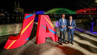 Ministerpr&auml;sident Hendrik W&uuml;st (l) und K&ouml;lns Oberb&uuml;rgermeister Torsten Burmester freuen sich &uuml;ber das Ja beim Olympia-Entscheid.
