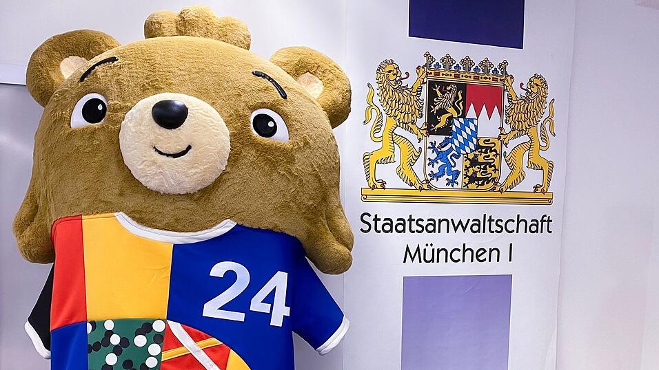 Mit diesem sehr echt aussehenden Kost&uuml;m hatte der Youtuber es beim EM-Er&ouml;ffnungsspiel bis auf das Spielfeld geschafft. (Archivbild)