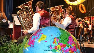 Weit herum kommen die Musikerinnen und Musiker der Marktkapelle Au in der Hallertau nicht zuletzt in ihrer Funktion als offizielles Orchester des Bayerischen Sportschützenbundes. Weit herum kommen die Musikerinnen und Musiker der Marktkapelle Au in der Hallertau nicht zuletzt in ihrer Funktion als offizielles Orchester des Bayerischen Sportschützenbundes.