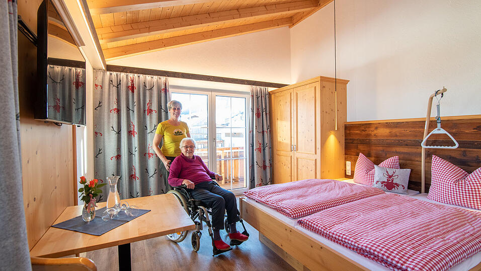 Mit dem Rollstuhl ins Zimmer? Kein Problem, wie Elke Müller und ein Gast hier beweisen. Mit dem Rollstuhl ins Zimmer? Kein Problem, wie Elke Müller und ein Gast hier beweisen.