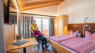 Mit dem Rollstuhl ins Zimmer? Kein Problem, wie Elke Müller und ein Gast hier beweisen. Mit dem Rollstuhl ins Zimmer? Kein Problem, wie Elke Müller und ein Gast hier beweisen.