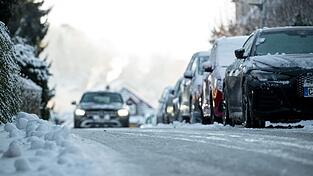 Im Osten des Freistaats h&auml;lt die Glatteisgefahr bis Dienstagvormittag an.