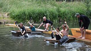 Auf die Pl&auml;tze, fertig, los! Beim Sautrogrennen war Action geboten.