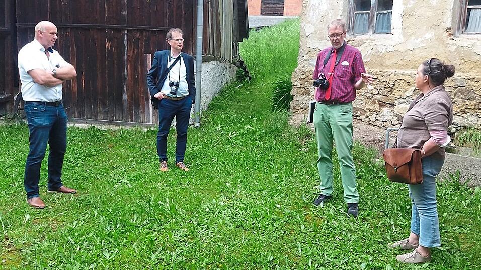 Der Haibacher Bürgermeister Fritz Schötz, Dr. Michael Schmid vom Landesamt für Denkmalpflege, Dr. Peter Schabe, Stiftung Deutscher Denkmalschutz, Potsdam, und Architektin Monika Dietrich, Regensburg, bei der Mühlenbegehung (von links). Der Haibacher Bürgermeister Fritz Schötz, Dr. Michael Schmid vom Landesamt für Denkmalpflege, Dr. Peter Schabe, Stiftung Deutscher Denkmalschutz, Potsdam, und Architektin Monika Dietrich, Regensburg, bei der Mühlenbegehung (von links).