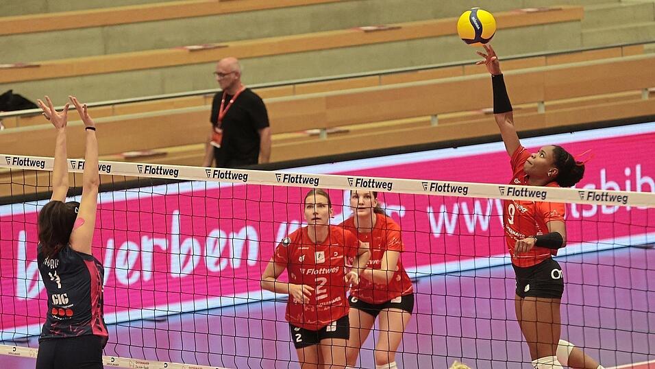 Noch einmal voll fokussiert: Die durchschlagskr&auml;ftige Au&szlig;enangreiferin Crystal Burk (am Ball) und die Roten Raben Vilsbiburg wollen am Samstag einen Sieg gegen Leverkusen einfahren und die perfekte Heimbilanz beibehalten.