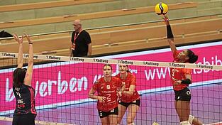 Noch einmal voll fokussiert: Die durchschlagskr&auml;ftige Au&szlig;enangreiferin Crystal Burk (am Ball) und die Roten Raben Vilsbiburg wollen am Samstag einen Sieg gegen Leverkusen einfahren und die perfekte Heimbilanz beibehalten.