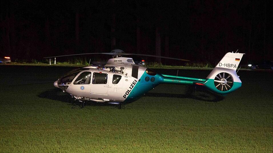 Zwei Menschen starben bei einem Verkehrsunfall am Montagabend auf der B11 bei Eching. Zwei Menschen starben bei einem Verkehrsunfall am Montagabend auf der B11 bei Eching.