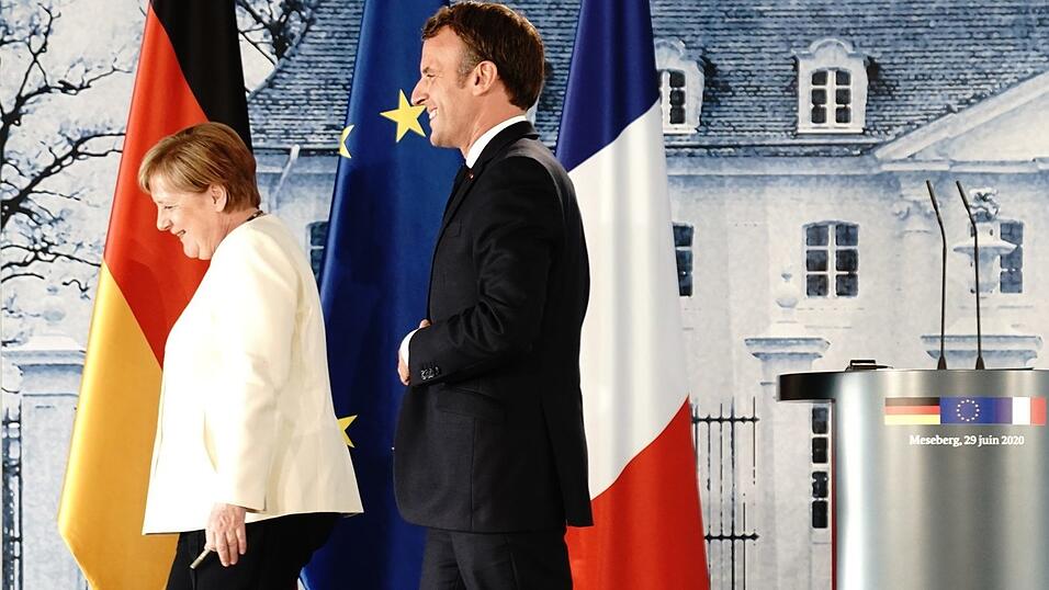 Bundeskanzlerin Angela Merkel (CDU) und Frankreichs Präsident Emmanuel Macron verlassen die Pressekonferenz nach ihrem Treffen im Schloss Meseberg, dem Gästehaus der Bundesregierung. Thema des Treffens ist unter anderem der europäische Wiederaufbauplan von 750 Milliarden Euro in der Corona-Krise. Bundeskanzlerin Angela Merkel (CDU) und Frankreichs Präsident Emmanuel Macron verlassen die Pressekonferenz nach ihrem Treffen im Schloss Meseberg, dem Gästehaus der Bundesregierung. Thema des Treffens ist unter anderem der europäische Wiederaufbauplan von 750 Milliarden Euro in der Corona-Krise.