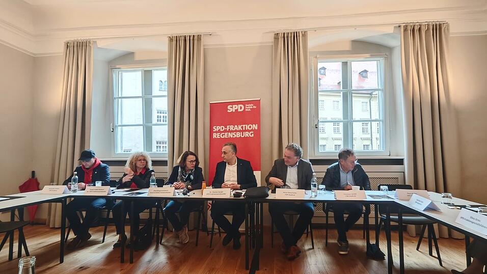 Die SPD-Stadtr&auml;te Alexander Irmisch (von links) und Evelyn Kolbe-Stockert, OB Gertrud Maltz-Schwarzfischer (SPD), SPD-Fraktionsvorsitzender Thomas Burger, FDP-Stadtrat Horst Meierhofer und CSB-Stadtrat Christian Janele nahmen an der kurzfristig anberaumten 'Pressekonferenz zur Zukunft der Koalition' teil.