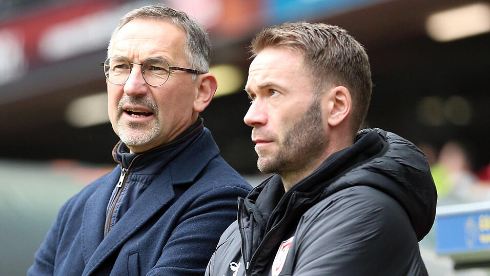 Achim Beierlorzer (l.) redete am Tag nach der Trennung von Trainer Andreas Patz (r.) in der Pressekonferenz 'ein bisschen um den hei&szlig;en Brei herum', wie er selbst sagte.