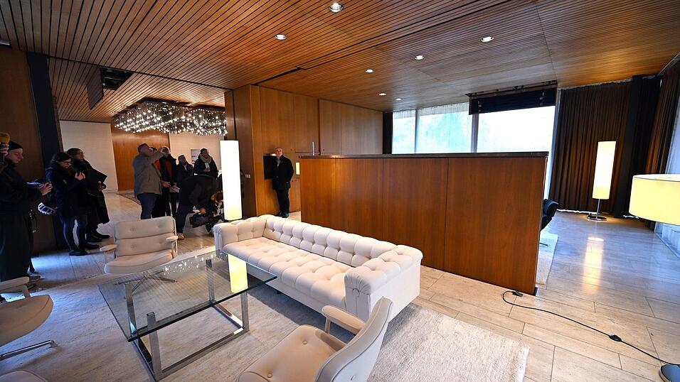 Der sogenannte Kanzlerbungalow ist nach Abschluss der Brandschutz- und Sanierungsarbeiten wieder für die Öffentlichkeit zugänglich. Der sogenannte Kanzlerbungalow ist nach Abschluss der Brandschutz- und Sanierungsarbeiten wieder für die Öffentlichkeit zugänglich.