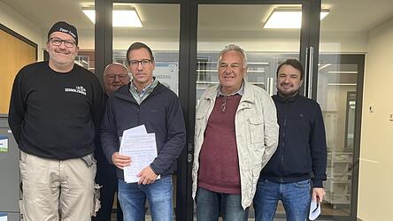 Thomas Hackl (3. v. l.) mit der Unterschriftenliste vor dem Rathaus. Mit dabei waren Christian Schmalzbauer, Gerhard Krampfl, Rudolf Gr&uuml;ll und Klaus Penzkofer (v. l.).