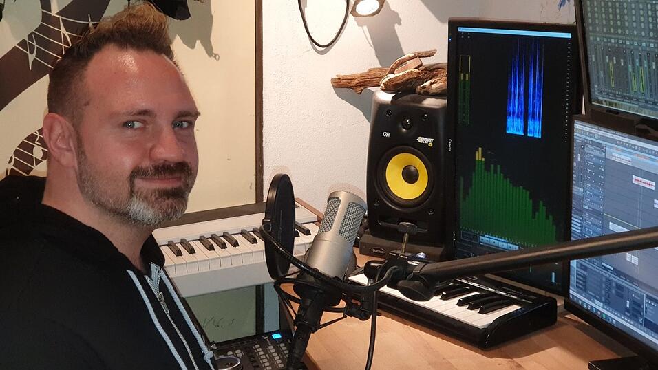 An der Jakob-Sandtner-Realschule in Straubing haben einige Lehrer anlässlich des bundesweiten Vorlesetages einen Podcast erstellt. Hier ist Lehrer Josef Haslinger zu sehen. An der Jakob-Sandtner-Realschule in Straubing haben einige Lehrer anlässlich des bundesweiten Vorlesetages einen Podcast erstellt. Hier ist Lehrer Josef Haslinger zu sehen.