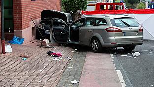Auf einem Volksfest in Unterfranken ist ein Autofahrer in eine Menschengruppe gefahren. Die Polizei geht von einem Unfall aus. (Archivbild)