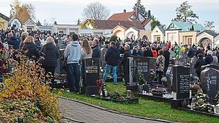 Eine Vielzahl an Menschen kamen am Samstagnachmittag am Städtischen Friedhof zusammen, um die Verstorbenen zu ehren. Eine Vielzahl an Menschen kamen am Samstagnachmittag am Städtischen Friedhof zusammen, um die Verstorbenen zu ehren.