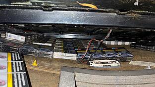 Die Zigaretten lagern mitunter gut versteckt im Auto.