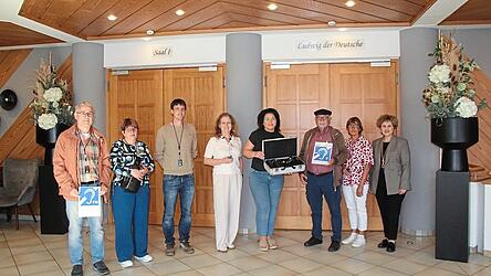 Ein Set, das den Weg der Barrierefreiheit weiterführt: diesmal für Menschen mit Hörbehinderung. Ein Set, das den Weg der Barrierefreiheit weiterführt: diesmal für Menschen mit Hörbehinderung.