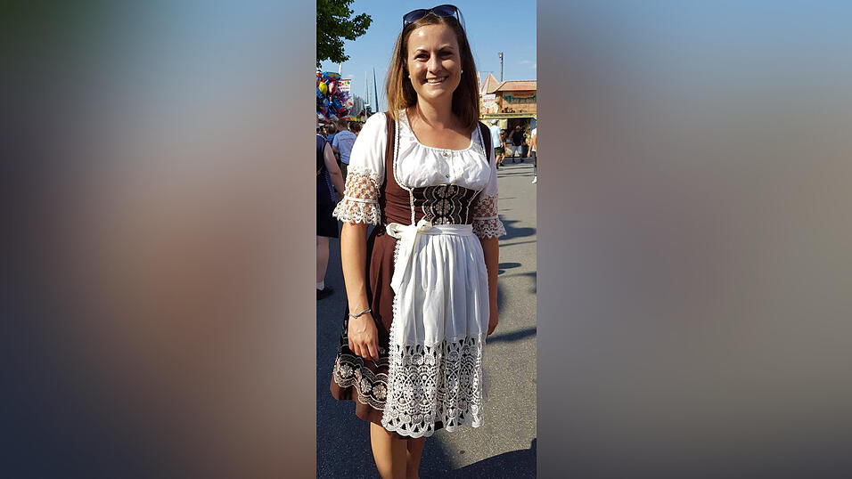 Viel Spitze an der Bluse und der Sch&uuml;rze, das Dirndl in gedecktem Braun. Das Outfit des Tages am Montag wird getragen von Barbara Stra&szlig;er aus Mallersdorf.