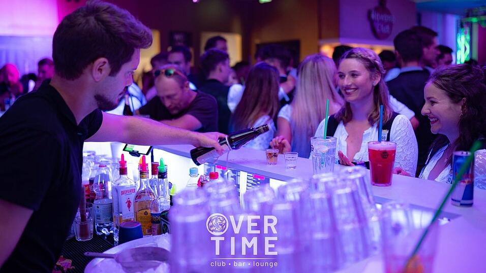 Auch am zweiten Volksfestfreitag schauten viele G&auml;ste im Overtime vorbei.