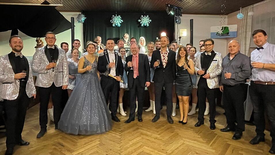 Alle Verantwortlichen für den Kollnburger Fasching 2024 auf einen Blick: Faschingspräsidenten, Hofmarschall, das neue Prinzenpaar, Bürgermeister Herbert Preuß, das ehemalige Prinzenpaar und die Burgnarrenvorstände, dahinter Gardemädchen und Elferräte. Alle Verantwortlichen für den Kollnburger Fasching 2024 auf einen Blick: Faschingspräsidenten, Hofmarschall, das neue Prinzenpaar, Bürgermeister Herbert Preuß, das ehemalige Prinzenpaar und die Burgnarrenvorstände, dahinter Gardemädchen und Elferräte.