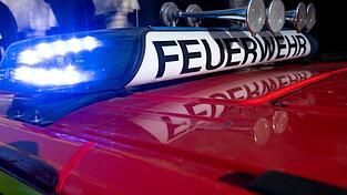 Mehrere Hofgeb&auml;ude standen in Flammen. (Symbolbild)