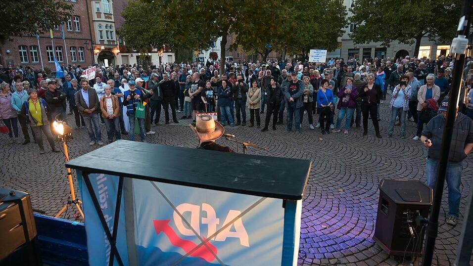 Die Rechtspopulisten sind seit Jahren an vielen Orten regelm&auml;&szlig;ig vertreten - nicht nur mit Infost&auml;nden, sondern auch bei Demonstrationen und B&uuml;rgerdialogen. (Archivbild)