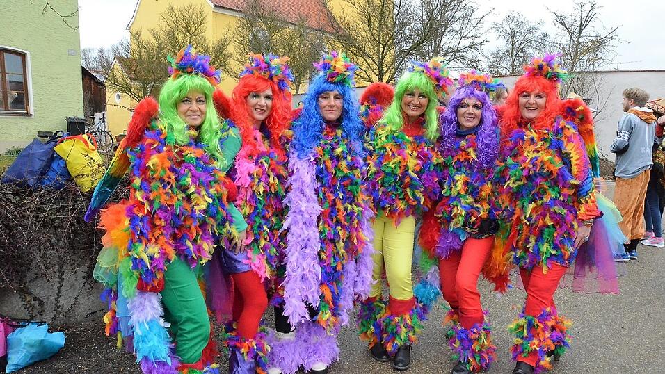 Mit dem großartigen 67. Faschingszug und einem anschließenden 'Narrentreiben' nahm am Faschingsdienstag der Fasching 2017 in Sarching ein glanzvolles Ende. Und was dabei alle 'narrisch' freute, das Wetter spielte doch noch mit; denn während des Zuges war es regenfrei; erst zum Ende regnete es! Mit dem großartigen 67. Faschingszug und einem anschließenden 'Narrentreiben' nahm am Faschingsdienstag der Fasching 2017 in Sarching ein glanzvolles Ende. Und was dabei alle 'narrisch' freute, das Wetter spielte doch noch mit; denn während des Zuges war es regenfrei; erst zum Ende regnete es!