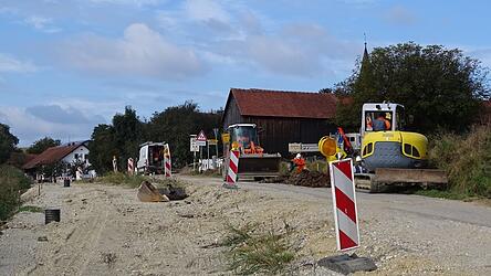 Die Bauarbeiten an der Stra&szlig;enbaustelle in Heidenkam machen weiter Fortschritte.