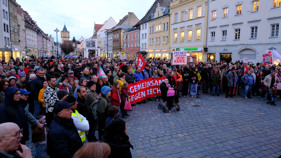Die Demonstranten füllten den Straubinger Stadtplatz. Die Demonstranten füllten den Straubinger Stadtplatz.