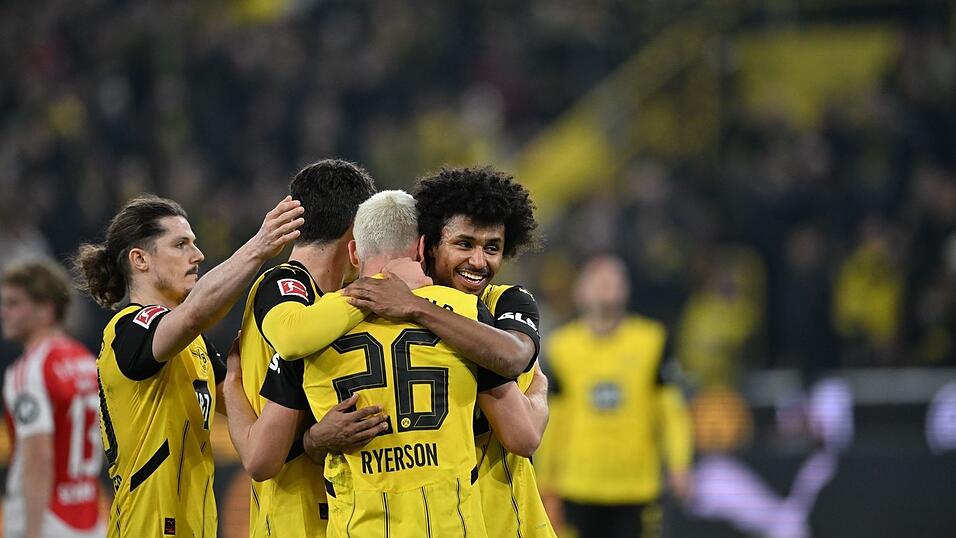 Die Dortmunder Spieler bejubeln einen klaren Heimsieg.