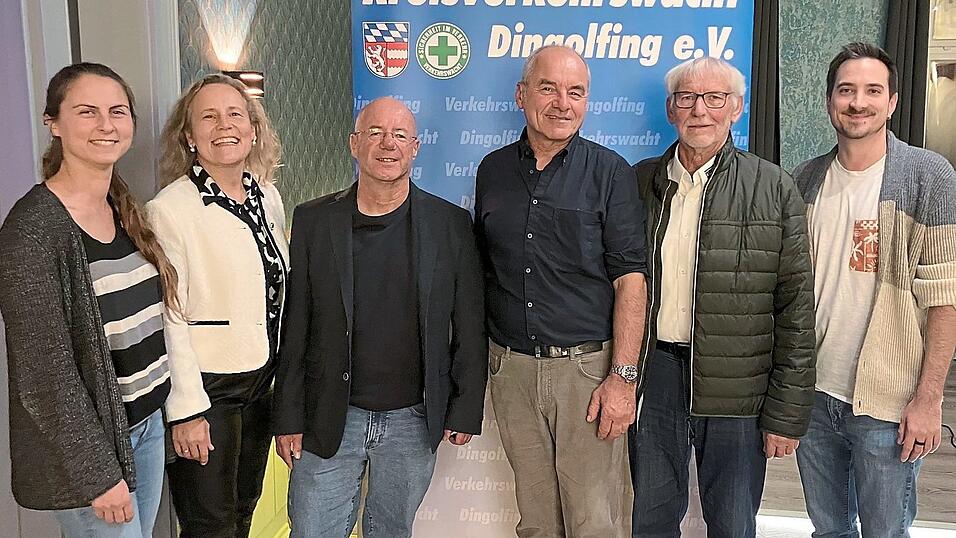 Die Verantwortlichen freuten sich über zahlreiche Teilnehmer (von links): Jenni Kadletz (Kassenwartin), Eva Flassig-Will (Schriftführerin), Walter Wimmer (Geschäftsführer), Heinz Gillig (Erster Vorsitzender Kreisverkehrswacht Dingolfing-Landau), Josef Beer (Erster Vorsitzender Gebietsverkehrswacht Landau a. d. Isar) und Andre Auer (Zweiter Vorsitzender Kreisverkehrswacht Dingolfing-Landau), Projektleiter „Könner durch Er-Fahrung“). Die Verantwortlichen freuten sich über zahlreiche Teilnehmer (von links): Jenni Kadletz (Kassenwartin), Eva Flassig-Will (Schriftführerin), Walter Wimmer (Geschäftsführer), Heinz Gillig (Erster Vorsitzender Kreisverkehrswacht Dingolfing-Landau), Josef Beer (Erster Vorsitzender Gebietsverkehrswacht Landau a. d. Isar) und Andre Auer (Zweiter Vorsitzender Kreisverkehrswacht Dingolfing-Landau), Projektleiter „Könner durch Er-Fahrung“).