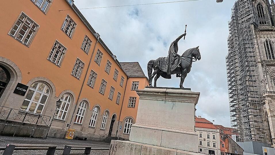 Auf dem Domplatz neben dem Reiterstandbild ereignete sich am fr&uuml;hen Morgen des 25. Mai 2024 eine Messerstecherei, deren wahre Ursache nach der Beweisaufnahme vor dem Landgericht h&ouml;chst dubios erscheint.&nbsp;