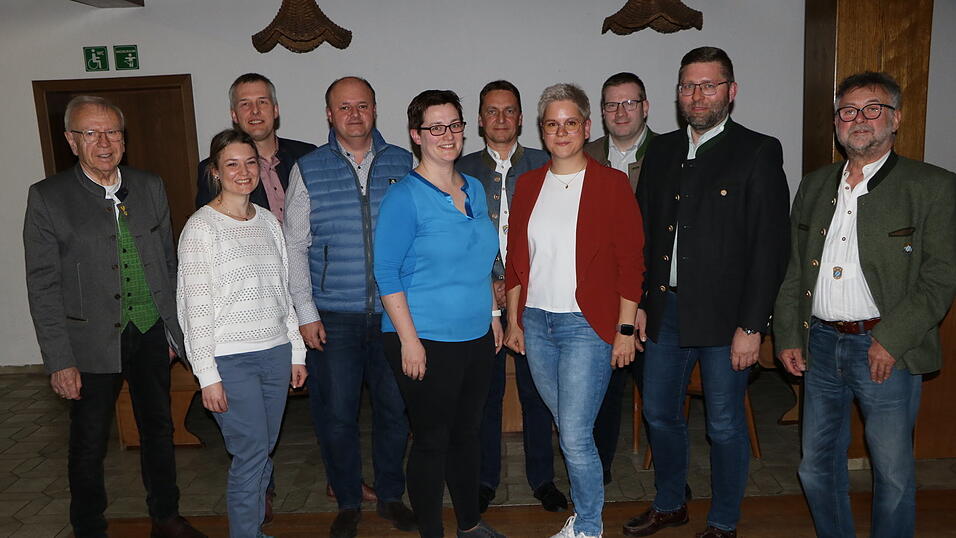 Eva Brandl (4. v. r.) ist neue Vorsitzende des König-Ludwig-Vereins und Michael Costa (2. v. r.) ihr Stellvertreter. Mit auf dem Bild auch die Beisitzer und Zweiter Bürgermeister Wolfgang Pilz (l.).