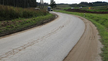 Viel Verkehr herrscht auf der ramponierten Braasstraße mit ihrer viel zu geringen Breite für den Schwerlastverkehr. Jetzt steht eine Sanierung auf den Plan, bei der man es mit einer alternativen Methode versuchen will, die kostengünstig und in einem sehr kurzen Zeitraum zu realisieren ist.