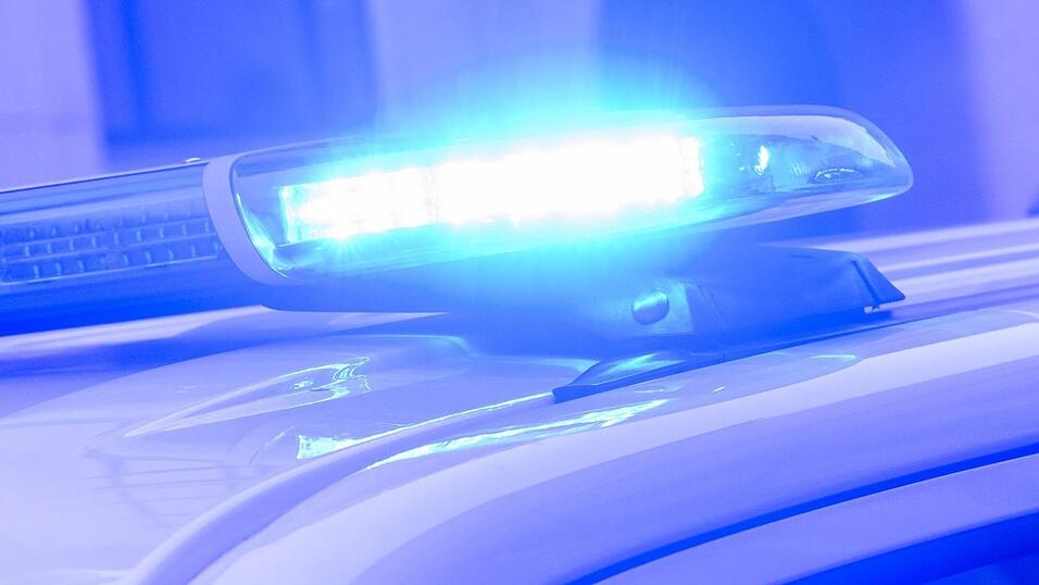 Einsatz für die Polizei: In München wurde ein 57-Jähriger von seinem eigenen Fahrzeug eingeklemmt. (Symbolbild)
