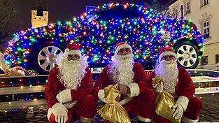 Das Weihnachtsauto mit dem Nikolaus-Trio Michal Szymeczko, Jakob Wrobel und Martin Gozdzik am Samstag auf dem Straubinger Ludwigsplatz. 