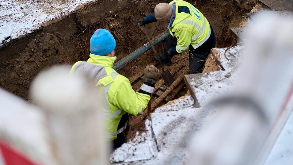 Mit Ersatzleitungen konnten einige Haushalte wieder ans Stromnetz angeschlossen werden, rund 35.000 müssen aber wohl bis Donnerstag Geduld haben. Mit Ersatzleitungen konnten einige Haushalte wieder ans Stromnetz angeschlossen werden, rund 35.000 müssen aber wohl bis Donnerstag Geduld haben.