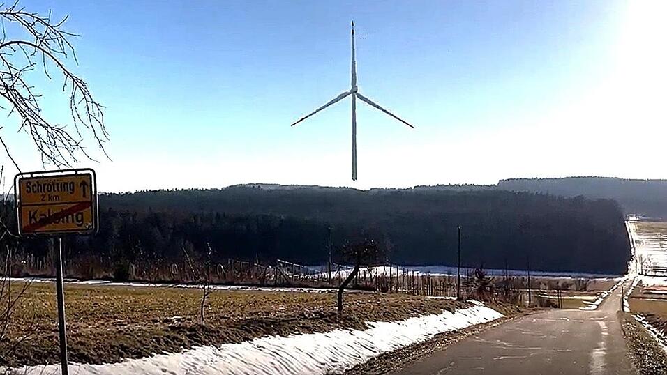 Auch wenn es in der Animation zu schweben scheint, das 267 Meter hohe Windrad wird nach jetzigem Stand im Wald bei Schr&ouml;tting errichtet werden. Die Kalsinger f&uuml;rchten die Einschr&auml;nkung der Lebensqualit&auml;t in dem Bergdorf, f&uuml;r das sich viele bewusst aufgrund der Aussicht und der ruhigen Lage entschieden hatten.