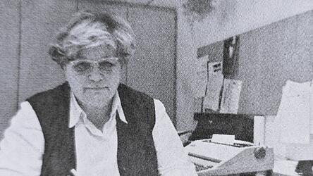 So bleibt sie in Erinnerung: Amalie Mooser (1936-2026) an ihrem Schreibtisch, an dem so viele Fäden aus dem gesamten Verlagshaus zusammenliefen. So bleibt sie in Erinnerung: Amalie Mooser (1936-2026) an ihrem Schreibtisch, an dem so viele Fäden aus dem gesamten Verlagshaus zusammenliefen.