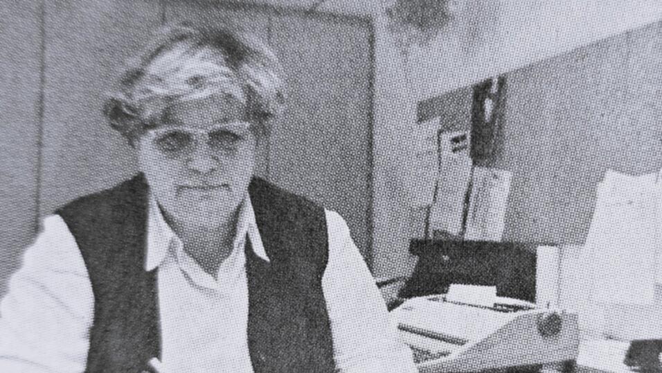 So bleibt sie in Erinnerung: Amalie Mooser (1936-2026) an ihrem Schreibtisch, an dem so viele F&auml;den aus dem gesamten Verlagshaus zusammenliefen.