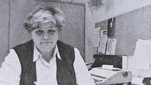 So bleibt sie in Erinnerung: Amalie Mooser (1936-2026) an ihrem Schreibtisch, an dem so viele F&auml;den aus dem gesamten Verlagshaus zusammenliefen.